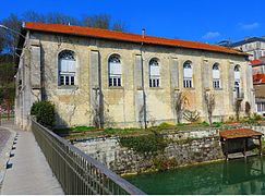 Bâtiment rectangulaire le long de l'eau.