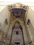 Portal do Palácio de Amir Qawsun: o portal interno com semicúpula e muqarnas data de 1337, enquanto o dossel de muqarnas acima data do reinado de Qaytbay (1468-1496).[90][91]