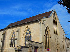 Chapelle avec des vitraux.