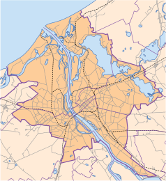 Mapa konturowa Rygi, blisko centrum na dole znajduje się punkt z opisem „Biblioteka Narodowa Łotwy”