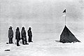 Fra venstre: Amundsen, Hanssen, Hassel og Wisting hilser det norske flagg på polpunktet desember 1911. Bildet er tatt av Olav Bjaaland