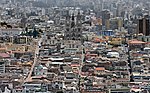 Quito, capital de Ecuador: el centro histórico de la ciudad visto desde El Panecillo. La Basílica del Voto Nacional se ve en el centro de la imagen