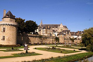 La tour du Connétable et la cathédrale de Vannes.