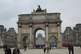 Napoleons Arc de Triomphe du Carrousel met op het einde de piramide van het Louvre