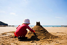 Enfant réalisant un sable