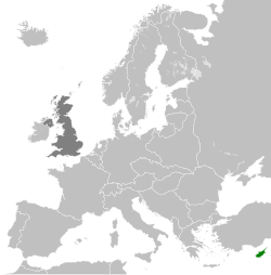 Kypros 1930-luvulla. Kypros merkittynä tummanvihreällä ja Britannia tummanharmaalla.