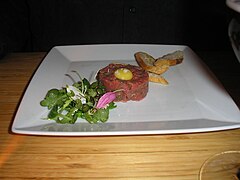 Steak tartare del Canada, anch'essa servita con il tuorlo d'uovo al di sopra