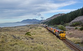 Un train de marchandise KiwiRail, allant vers Picton (Nouvelle-Zélande) par voie côtière sur l'Île du Sud. Août 2015.