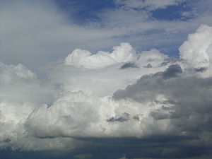 中央に横に広がる、薄い雲がベール雲