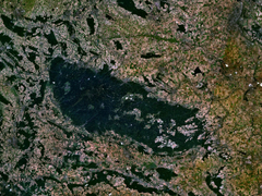 Vue satellitaire du Harz, mettant en évidence l'unité du massif et de sa forêt sur sa moitié ouest, préservée par le relief plus aigu et des sols pauvres et acides, sensibles à l'érosion (ces sols sont riches en biodiversité, mais agronomiquement médiocres). L'image montre aussi une fragmentation écologique en « mitage » de la partie est, et une insularisation écologique de l'ensemble du massif liée aux défrichements périphériques.