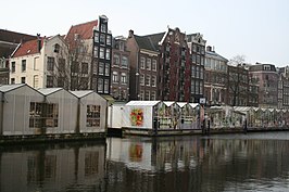 Zicht op de Bloemenmarkt vanaf de oneven-genummerde zijde van de Singel