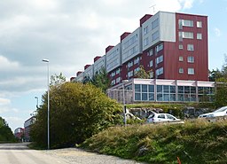 Höghuslängor från miljonprogrammet, ritade av arkitekt Lars Bryde och byggda åren 1973–1975 av SKB.