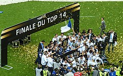 2013 : le bouclier de Brennus remporté par le Castres olympique est présenté au public du stade de France.