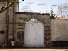 Le porche de l’ancien château de Chilly.