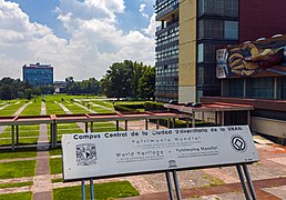 Placa conmemorativa de la inscripción de Ciudad Universitaria al patrimonio cultural de la humanidad de la UNESCO.