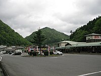 「すぐに生山という駅についた。矢戸はこの駅から三里の奥にあった。私は駅前の小店にはいって、矢戸に西田という家があるかときいた」（7節）