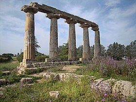 Colonnade sud, avec stylobate et architraves.