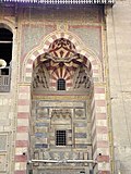 Portal de entrada trilobado com abóbadas de arestas e muqarnas no Complexo Funerário de Qaytbay (1474).