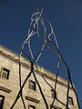 Escultura amb l'Ajuntament de Barcelona de fons