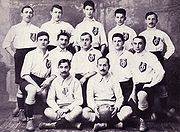 DFC Prag 1904: Fischer – Sedlaczek – Dr. Fischl – Meissner – Weil; Schwarz – Österreicher – Kurpiel – Dr. Frey – Robicek; Eisenstein – Pick