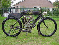 Indian 632 cc v-twin uit 1908. In die tijd maakte de achterste cilinder nog deel uit van het frame