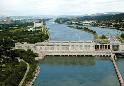 Wasserkraftwerk Donzère-Mondragon, rechts Canal de Donzère-Mondragon, hinten links Kernkraftwerk Tricastin