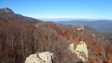 Vista de les Agudes des de l'esquei de Morou, on sobresurten les roques granítiques hercinianes (Paleozoic) aixecades durant l'orogènia alpina.