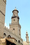 O minarete do Complexo do sultão Calavuno, originalmente construído em 1285. O terceiro nível foi reconstruído em tijolos por seu filho em 1303. A tampa cônica é de reparos otomanos séculos depois.[68]