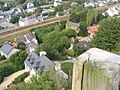 Le bourg de La Roche-Maurice, traversé par la voie ferrée Paris-Brest 2.