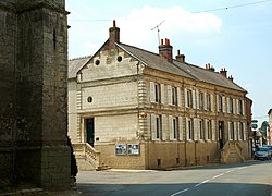 Maison datée de 1806, dont le pignon fait face au portail de l'église.