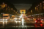 Đại lộ Champs-Élysées, một trong những điểm thu hút du khách