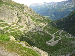 Ancienne route du col sur le versant sud.