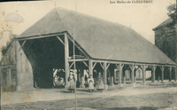 Les anciennes halles de Cléguérec au début du XXe siècle (carte postale Le Cunf).