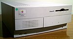 Power Macintosh 7100/66 met een behuizing op basis van de Macintosh IIvx