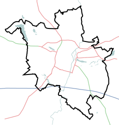 Mapa konturowa Poznania, blisko centrum na prawo znajduje się punkt z opisem „Osiedle galeriowców na Komandorii”