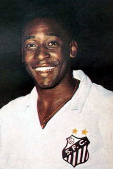 Pelé strahlt in die Kamera und trägt ein weißes Trikot mit dem Logo von S.F.C.