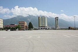 Het centrale plein van Kukës met rechts het monument voor de Kosovaarse vluchtelingen en links daarvan het volkenkundig muezeum