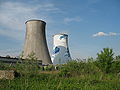 Kühlturm links ohne Farbanstrich, rechts mit Anstrich und "Tarnmuster" zur besseren Einfügung ins Landschaftsbild