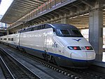 Tren AVE estacionado na estación de Córdoba, España