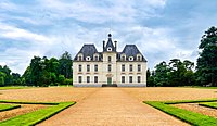 Le château de Moulinsart (vision d'artiste, en haut) et son modèle de Cheverny (en bas).