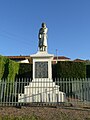 Le monument aux morts, près de la mairie.