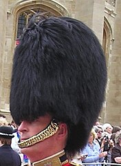 Guardia inglés con su barbiquejo sobre la barbilla.