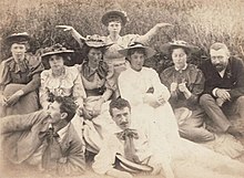 Vue d’un groupe de personnes posant pour la photo en noir et blanc