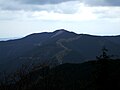 山頂から北に四寸岩山を望む