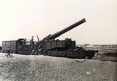 Entretien d'une pièce d'artillerie lourde sur voie ferrée de 305 mm Armstrong-Whitworth à Méaulte, en 1916.