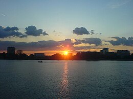 Linkeroever bij zonsondergang, gezien vanaf Antwerpen stad aan de overkant van de Schelde