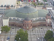 Blick auf die Festhalle von einem gegenüberliegenden Gebäude (2016).