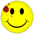 Smiley con una mancha de sangre en su ojo derecho, similar al que usa el Comediante como insignia.