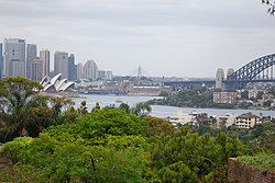 Anvista de Sydney, con o Puent de Harbour a dreita y l'edificio d'a Opera de Sydney a ezquierda