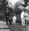 Hirohito e i suoi fratelli nel 1921: Takahito, Nobuhito e Yasuhito